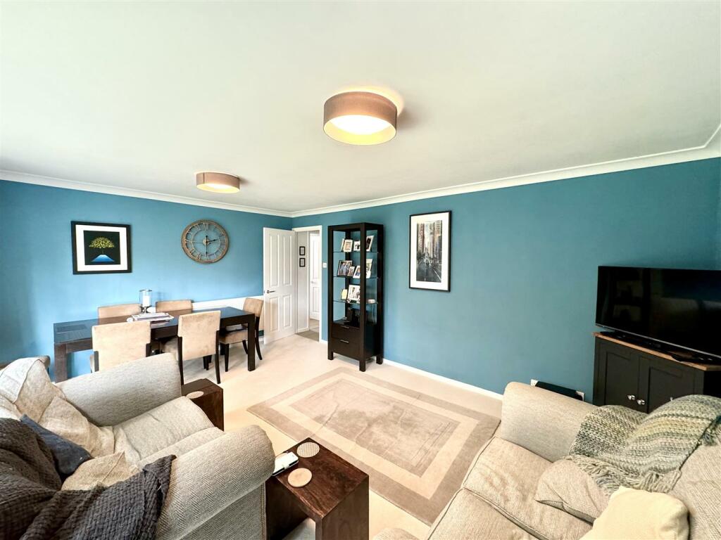 SITTING/DINING ROOM