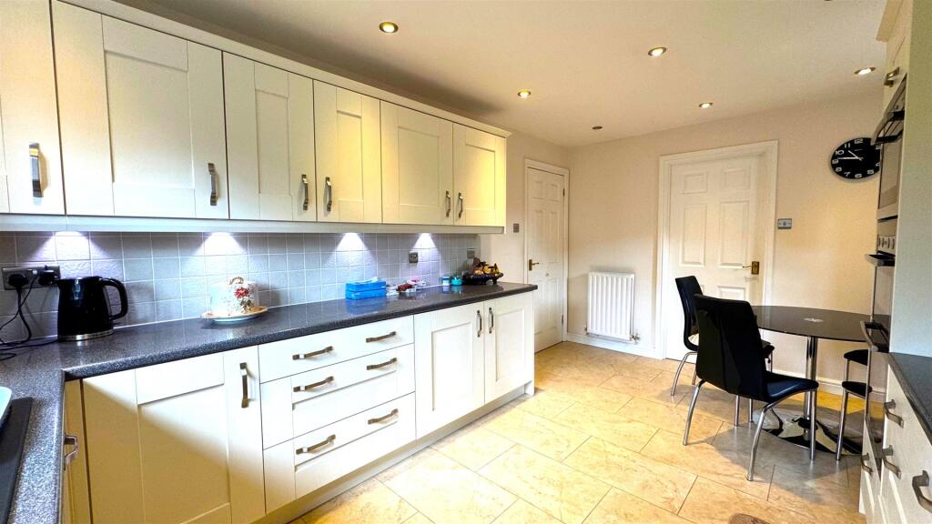 Kitchen (2).jpg