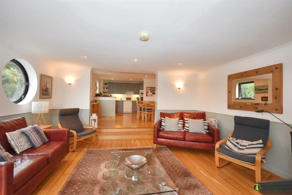 Sitting leading to Dining/Kitchen