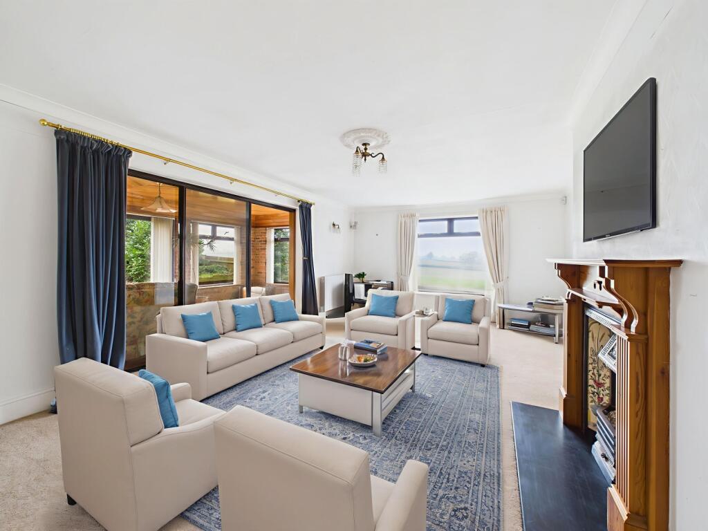 5.-CAM04922G0-PR0097-STILL003 - Living Room - Stan