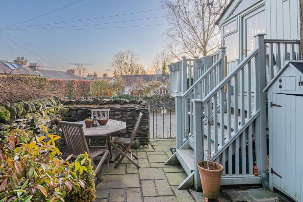 Seating area to the back