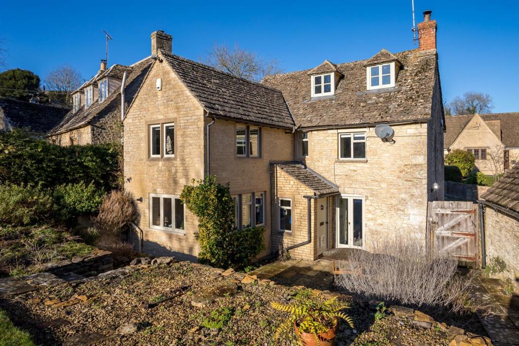 11 - Lawrence Cottage - GL54 4AG - Web.jpg