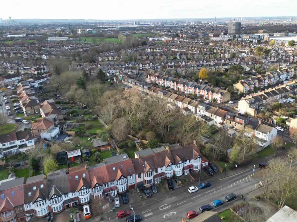 Hale End Road, IG8