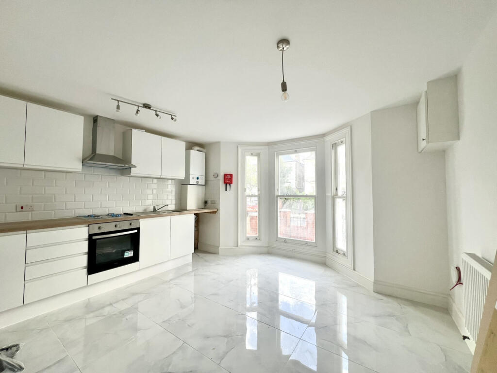 Newly refurbished 1 Bedroom Flat to rent in Tooti