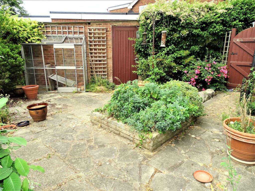 SIDE PATIO