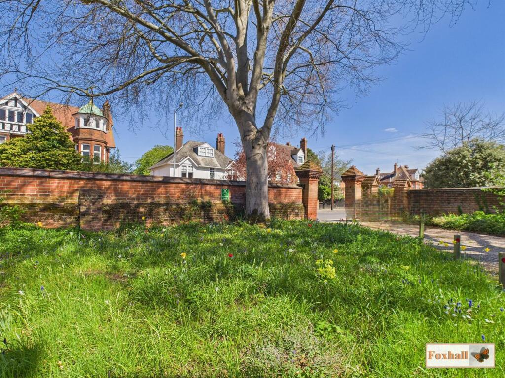 Front Communal Garden / Driveway