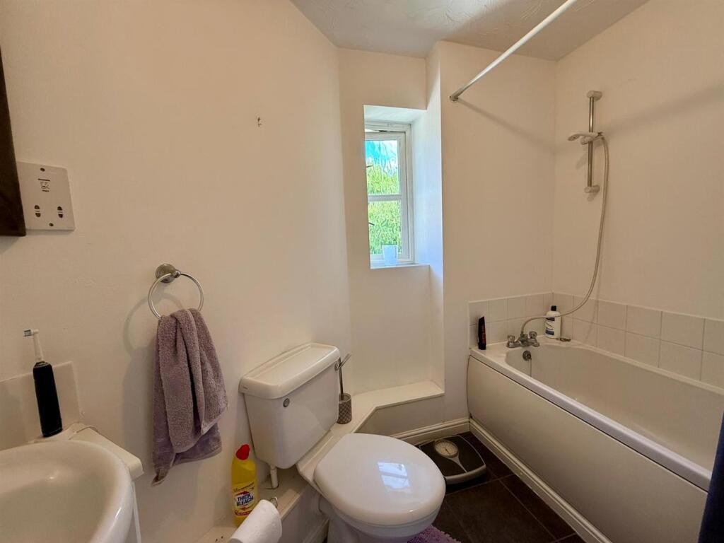 Bathroom 2.jpg