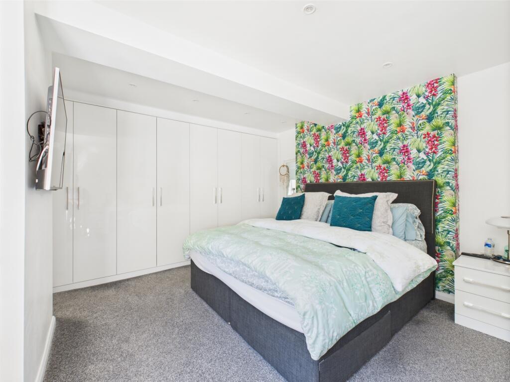 CAM03729G0-PR0042-STILL014