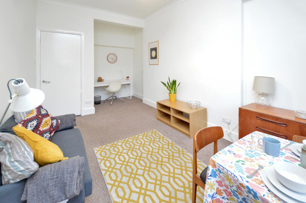 Lounge/ Dining Room