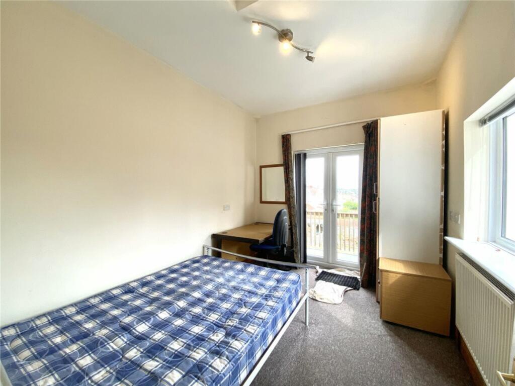 This inviting double bedroom features ample nat...