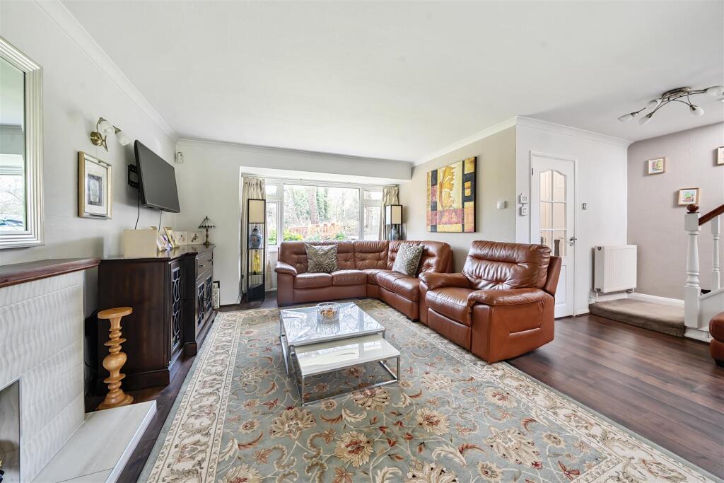 Lounge/Dining Room: