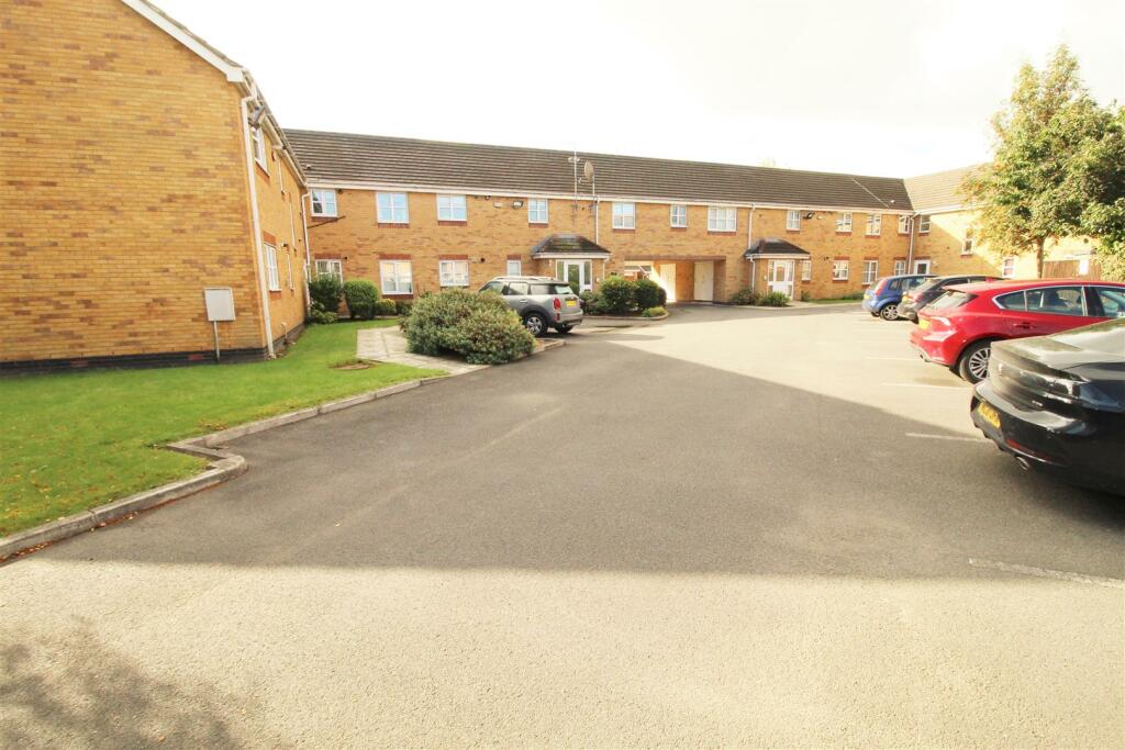 Communal Gardens &amp; Allocated Parking