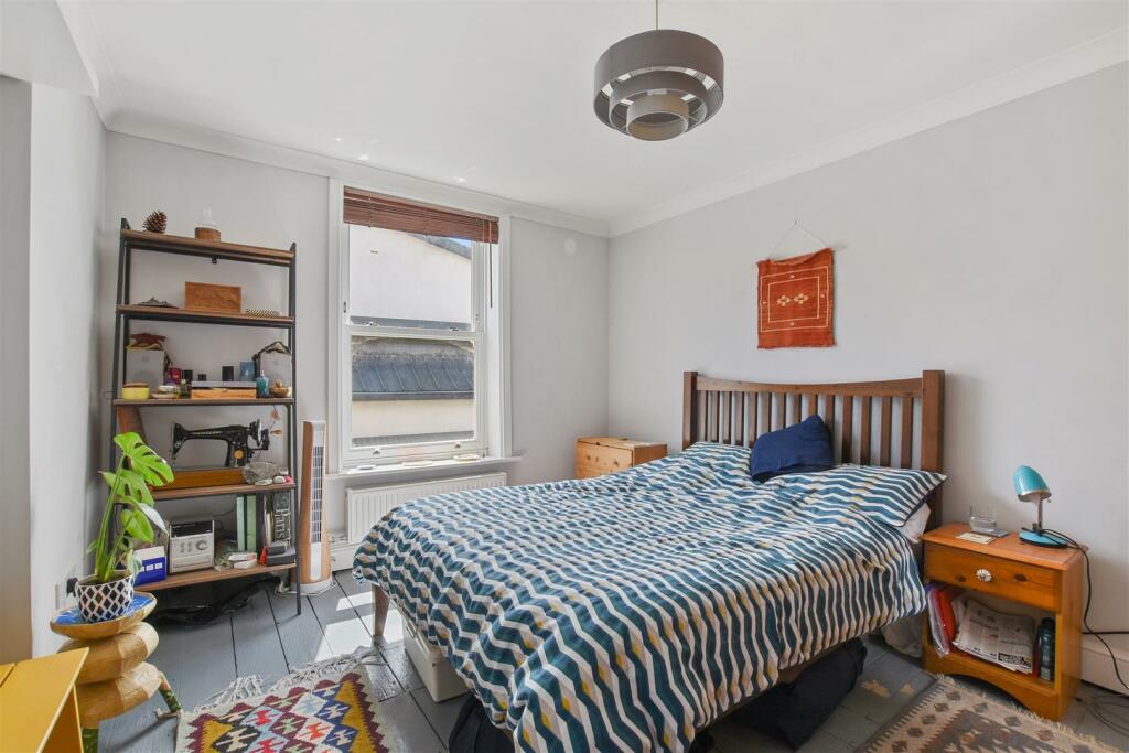 04-a4dcGCWT - FFF 25b Pember Road - Bedroom  -Orig