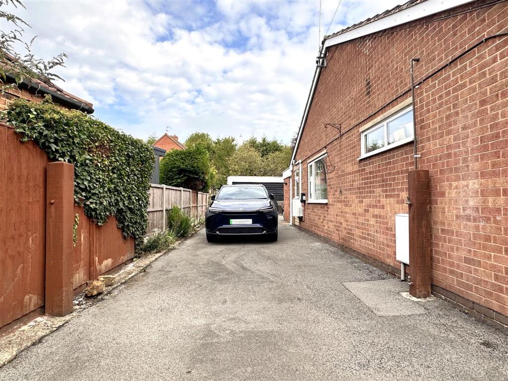 Extensive Driveway 047