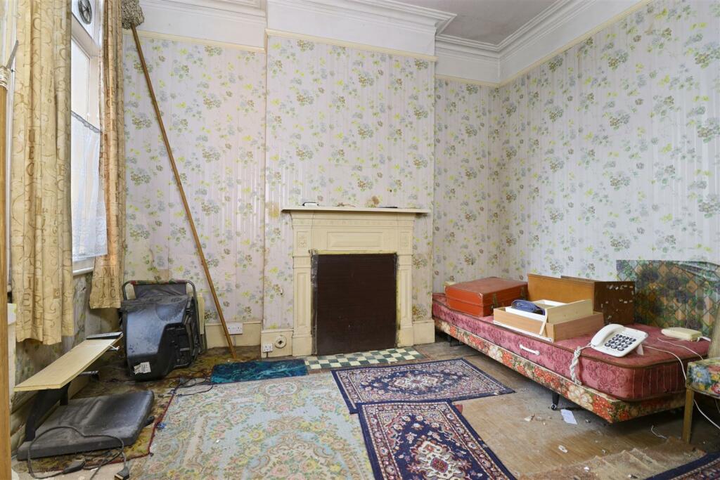 05-2f2578921 AM 25 Clifford Gardens, Kensal Rise, 