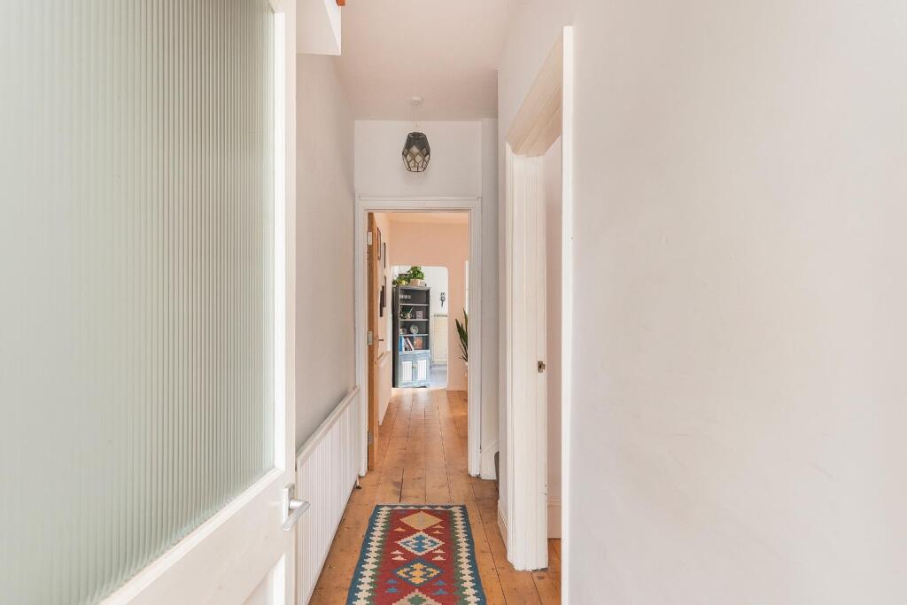 0C6REN - Hallway A.jpg