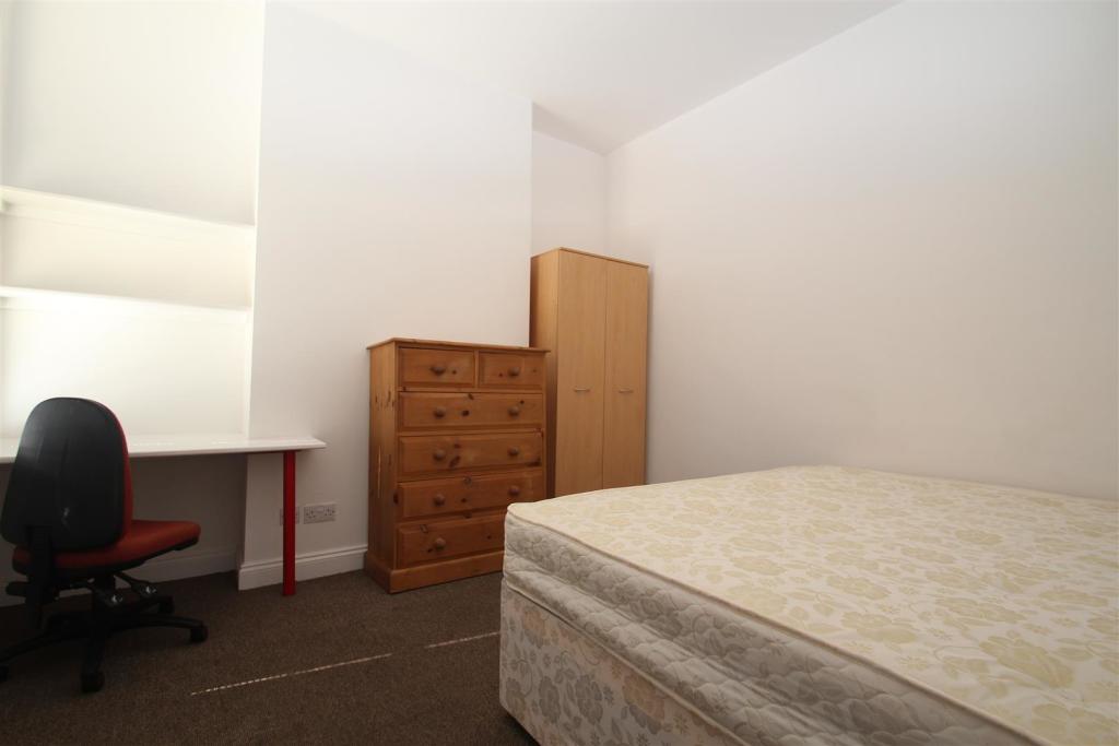 104 manners Bed2.JPG