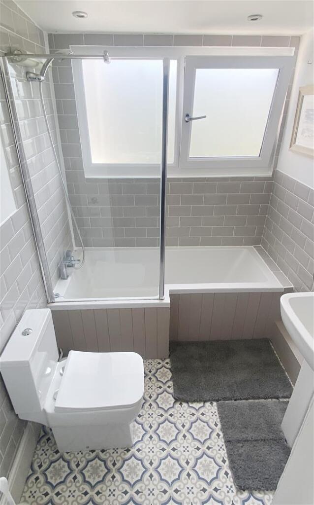EN-SUITE BATHROOM
