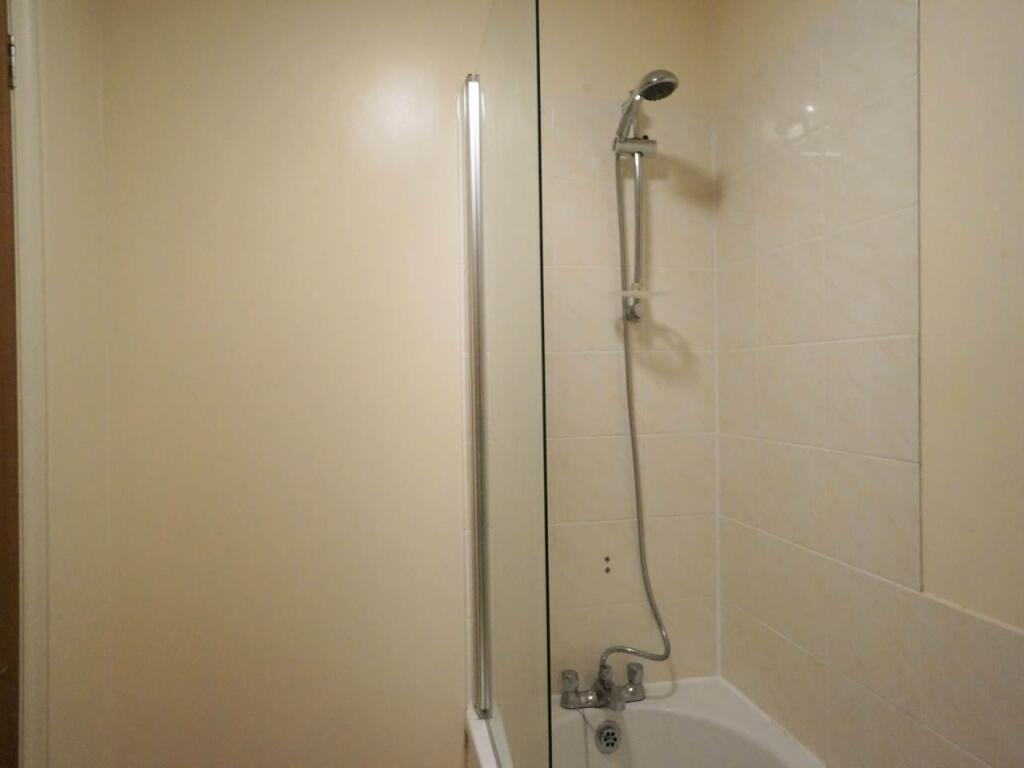 3Ebenezer_bathroom1.jpg