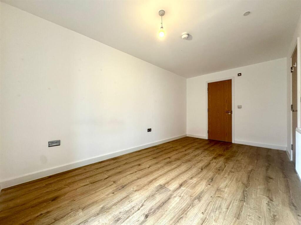 Second bedroom pic 3.jpeg