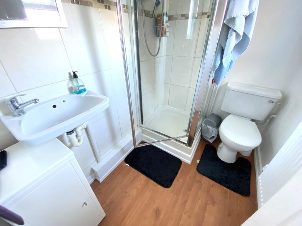 Ensuite shower ro...