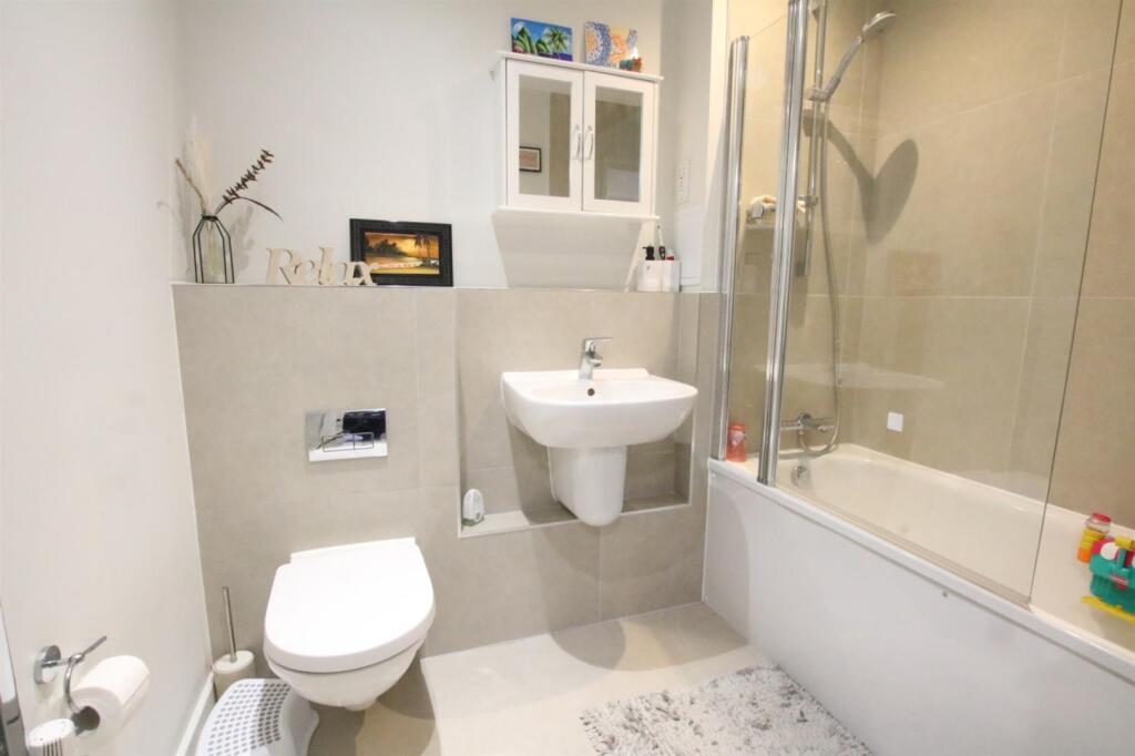 Family bathroom.JPG