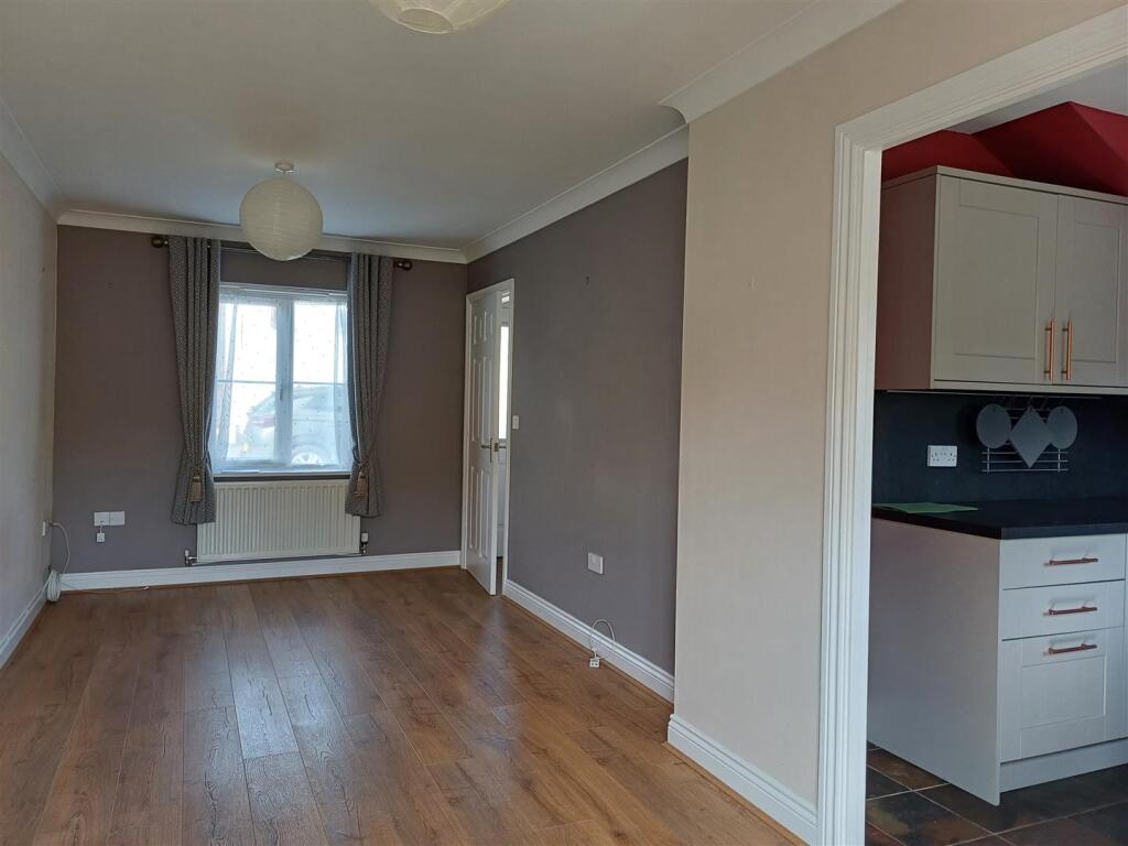 SITTING ROOM/DINING ROOM