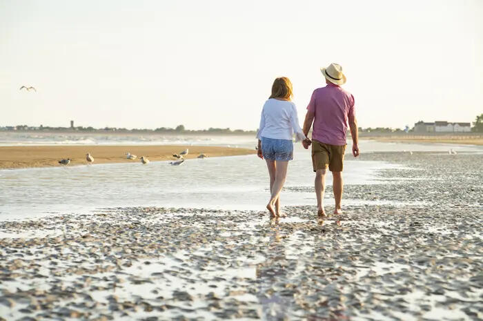 2021_Kent_Marlie_ParkFamily_mature_couple_walking_