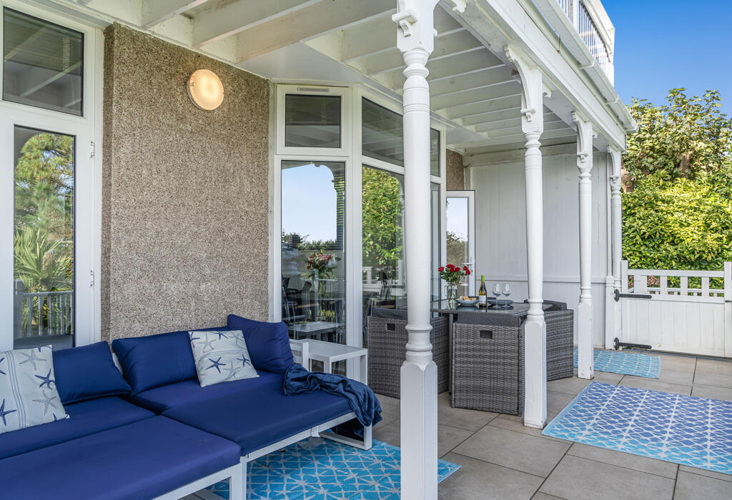 Veranda - room for outdoor sofas, storage &amp; dining
