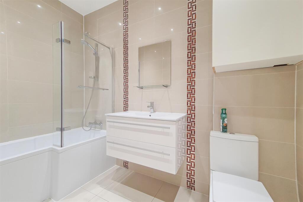 7_Bathroom-0.jpg