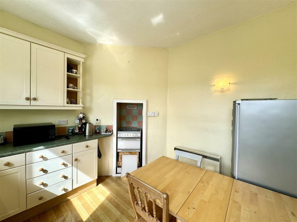 INNER HALLWAY (off living room)