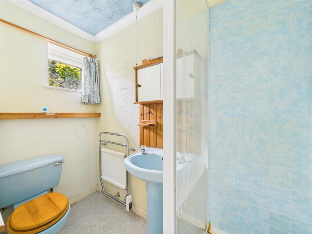 SHOWER ROOM 2