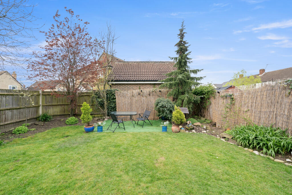 5 Summer Place KT15018