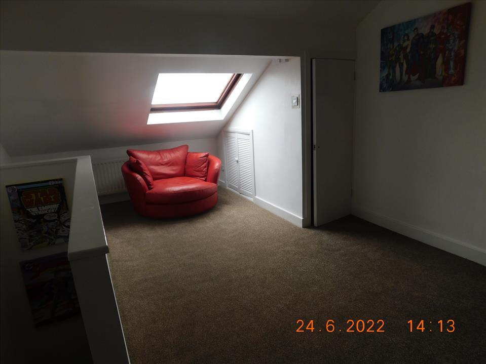 Additional Loft Room Photo