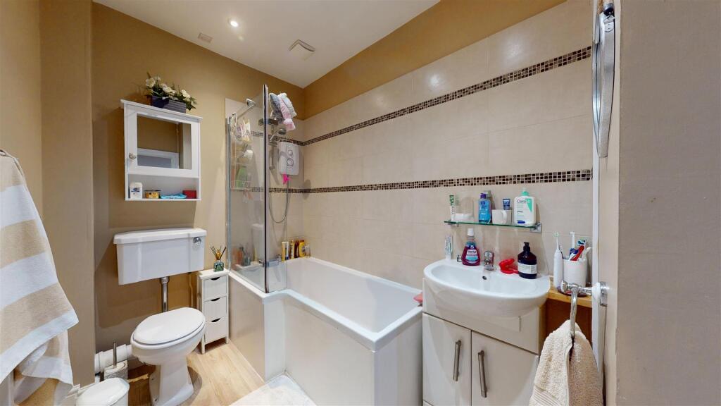 Meole Crescent 2a Bathroom.jpg