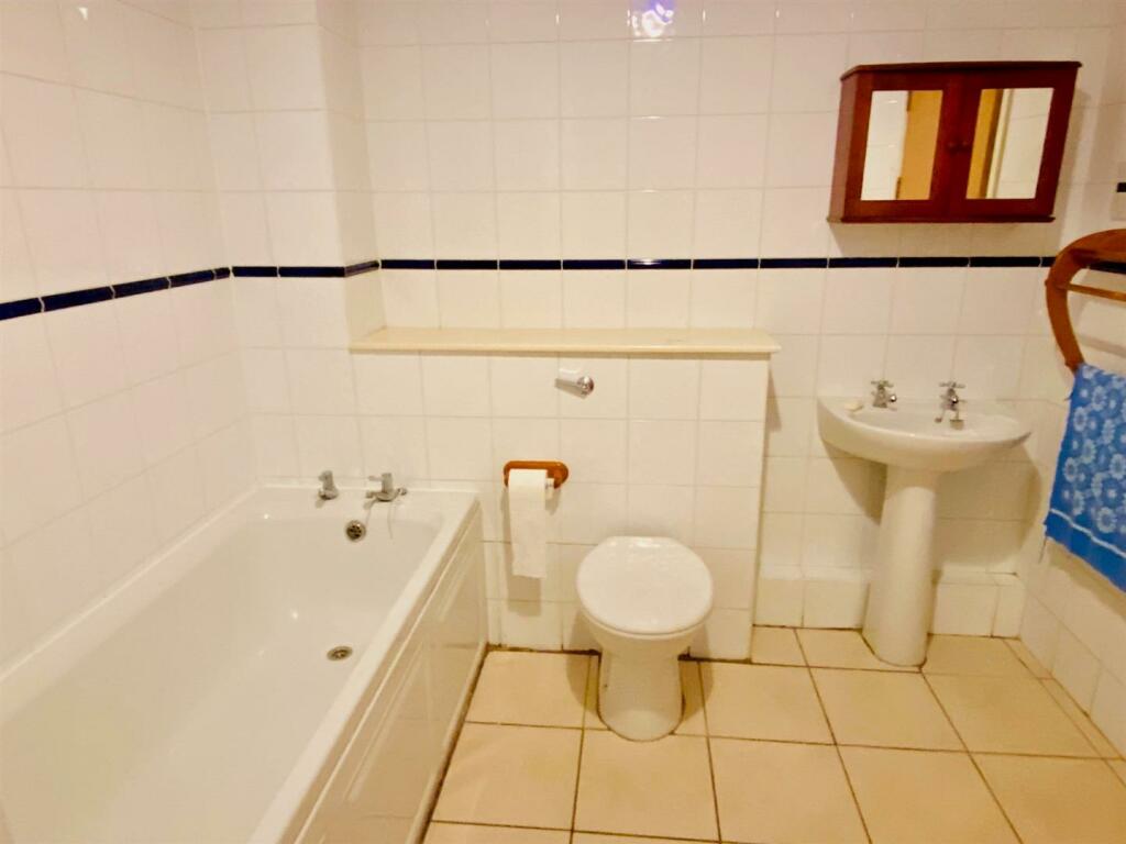 autumn heights 1 bathroom.jpg