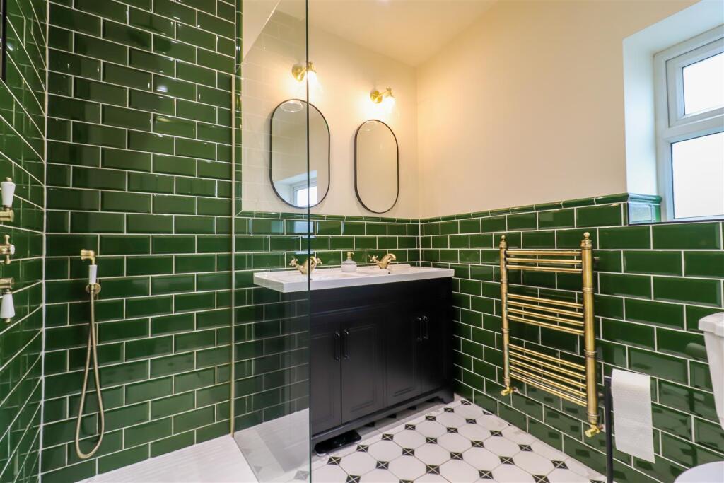 BATHROOM/W.C.