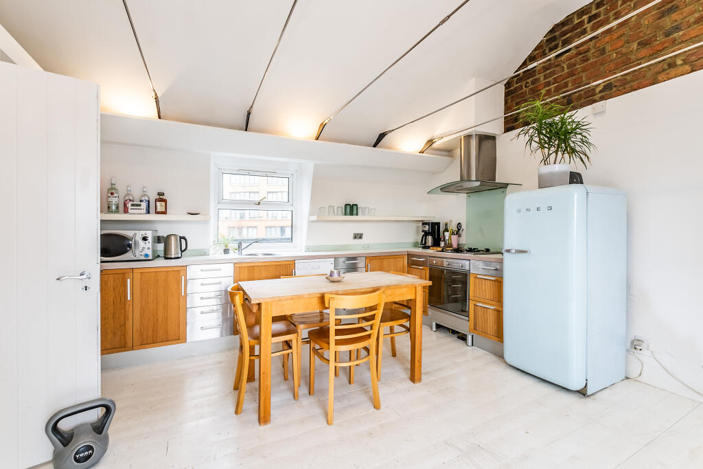 Open Plan Kitchen with Dining Area