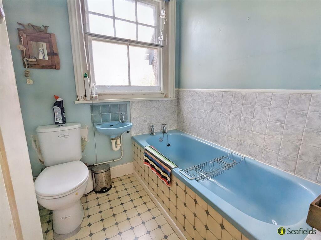 Bathroom 2.jpg