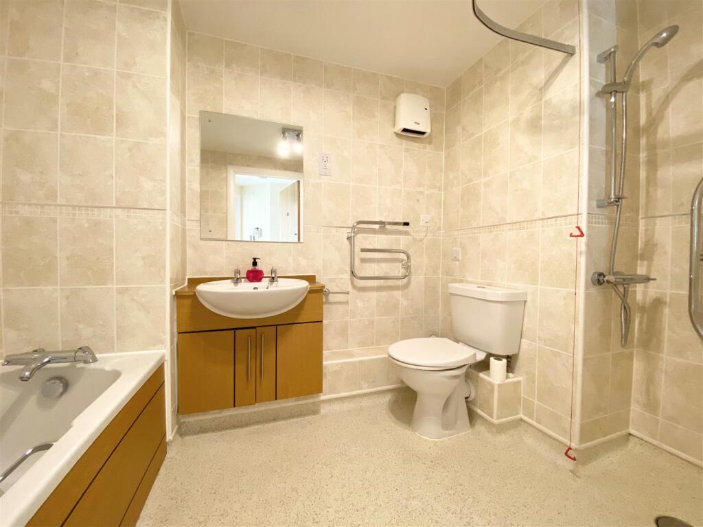 38 Carwrtight bathrrom.jpg