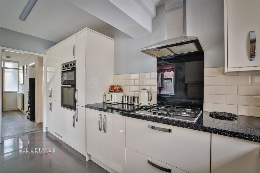 Castle View-11 kitchen 2.jpg