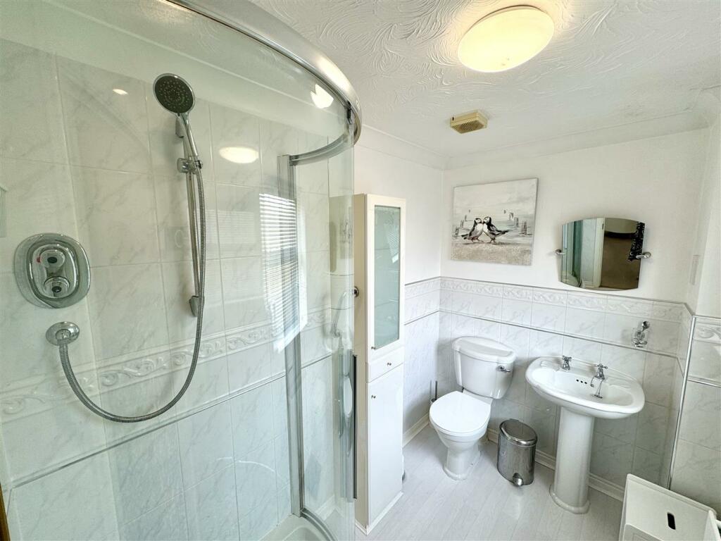 EN-SUITE SHOWER ROOM