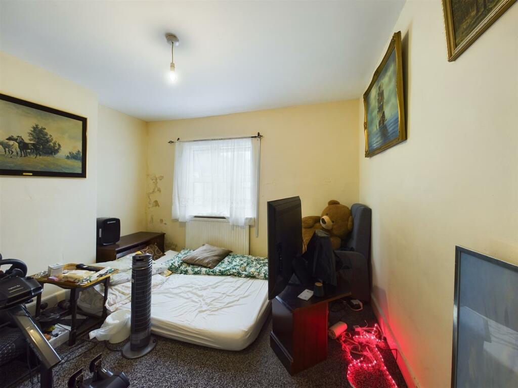 Bedroom 1 (2).jpg