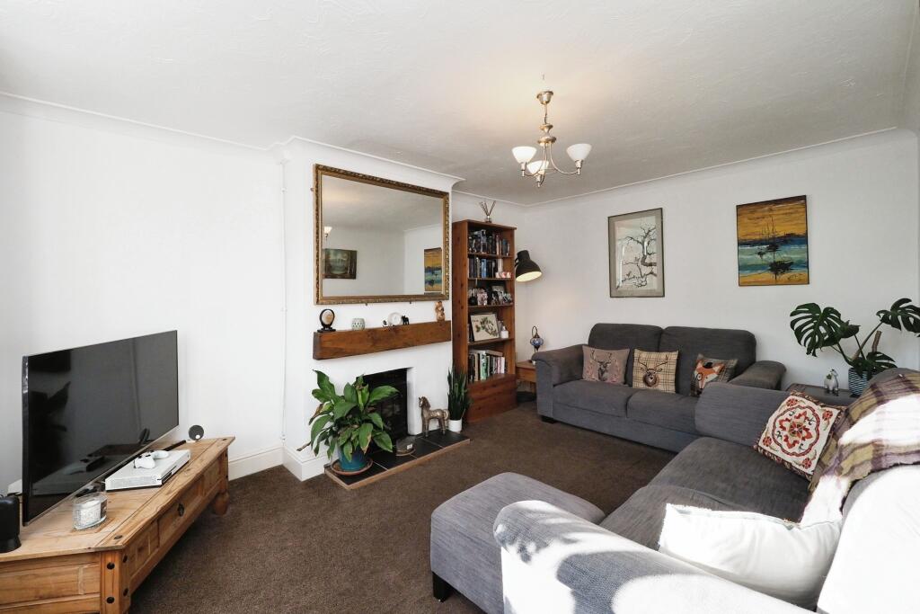 Cosy yet Spacious Lounge