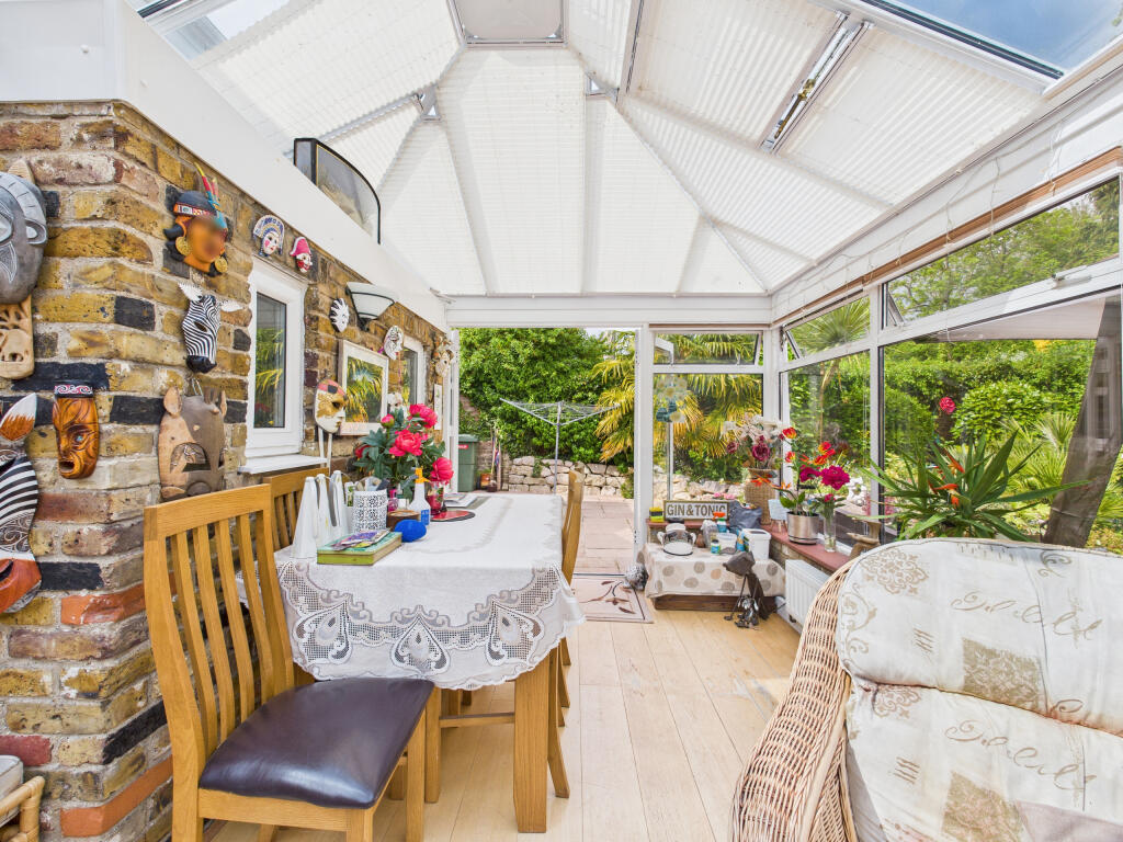 CAM01354G0-PR0500-STILL007