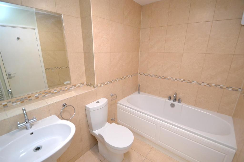 En Suite Bathroom.JPG