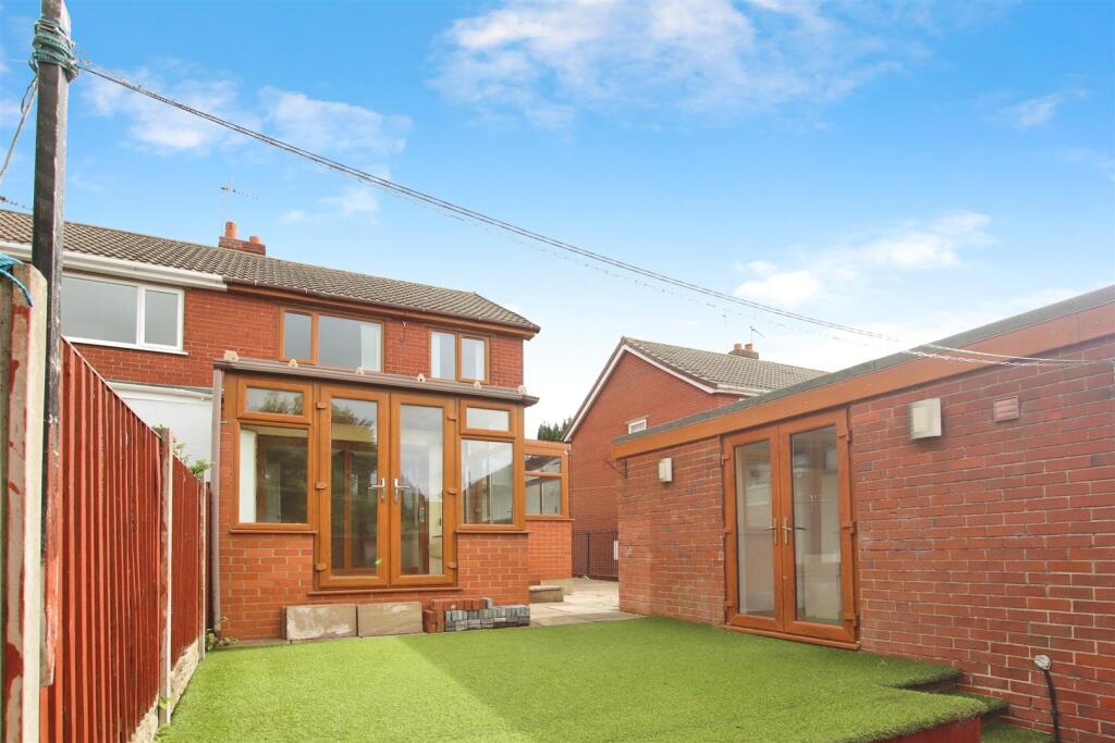 ENCLOSED REAR GARDEN