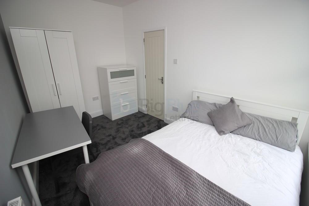 A neat and well-maintained double bedroom featu...