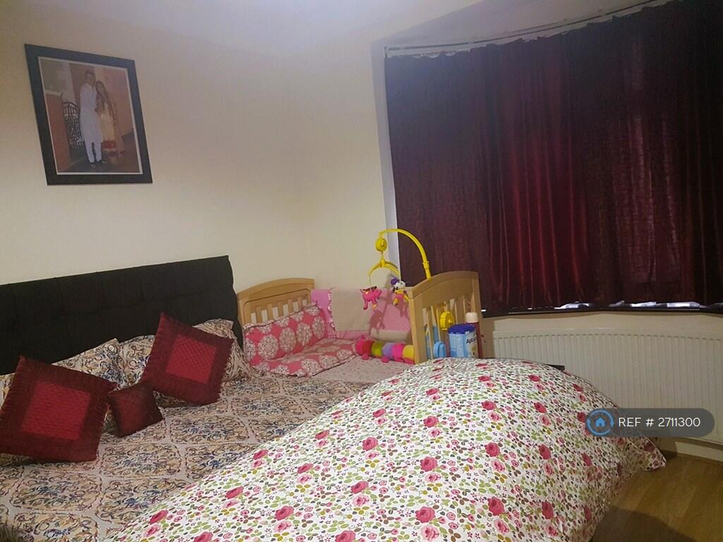 Ground Floor Double Bedroom 1