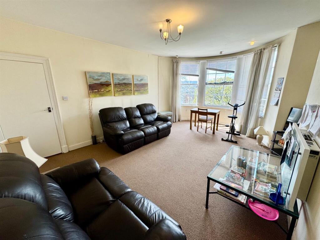 Lounge 2.jpg